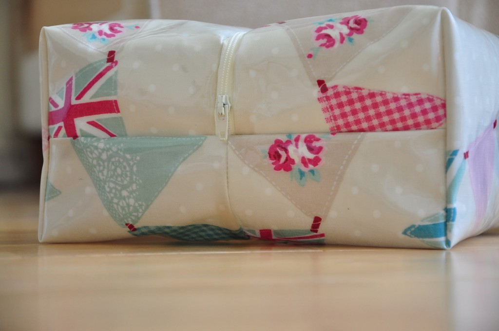 Oilcloth wash bag tutorial for charity | Quiltylicious